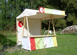Marktstand mit Thekenverblendung und Standblende
