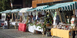 Marktstände gestreifte Plane
