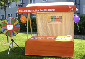 klipklap Marktstand aus Holz mit Standblende-Banner